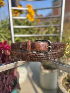 Cinturón de Cuero con Hebilla de Hierro Grabada con Diseño de Cocodrilo Marrón, Personalizable, 3.5cm de Ancho, 120cm de Largo, para Uso Formal e Informal - Product Image 3