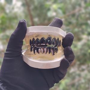 Grilles dentaires complètes de style gothique personnalisées, noir et argent, motif crocs de vampire, finition chrome poli, pour dents supérieures et inférieures, bijoux dentaires fins - Product Image 5