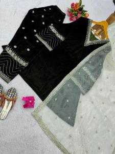 Ensemble haut et pantalon en velours de viscose pour soirée, de créateur indien, avec broderie lourde de fils et de sequins, et dupatta en soie organza - Product Image 5