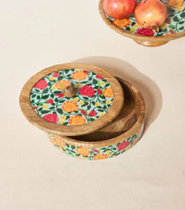 Ilumina tu mesa con esta vibrante caja de Roti de madera con estampado floral. Disponible a precios mayoristas - Product Image 1