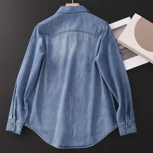 Camisa vaquera ligera de algodón para mujer que ofrece diseño clásico con cierre de botón y cuello - Product Image 2