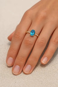 แหวนหมั้นและแหวนแต่งงานสไตล์วินเทจ ประดับด้วยพลอยบลูโทแพซสวิส ดีไซน์มินิมอล รูปทรงวงรี สง่างาม ของขวัญสำหรับผู้หญิง หินประจำเดือนธันวาคม - Product Image 3