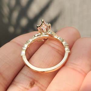 Bague de fiançailles florale en diamant de laboratoire de forme marquise, inspirée de la nature, certifiée IGI, or avec 8 pierres latérales par Unii Jewels - Product Image 5