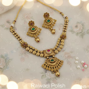 Ensembles de pendentifs de créateur antique en or élevé pour femmes bijoux traditionnels élégants parfaits pour les mariages et les occasions spéciales - Product Image 1