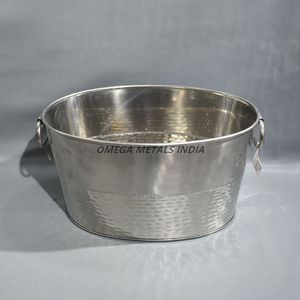 Grand seau à glace ovale en acier inoxydable avec poignées classiques Design martelé élégant pour le refroidissement du vin et le refroidissement des boissons - Product Image 1