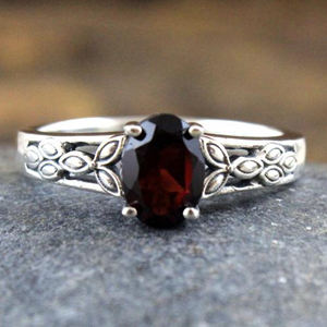 Bagues fines en argent sterling 925 faites à la main bijoux de bohème minimaliste pierre précieuse ovale grenat naturel pour cadeau pour elle - Product Image 1