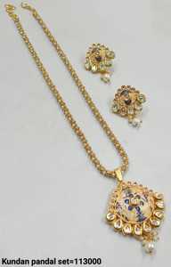 Ensemble de collier pendentif plaqué or traditionnel rond élégant Kundan & Drop Boucles d'oreilles assorties avec chaîne pendentif Motipearl NecklaceSet - Product Image 5