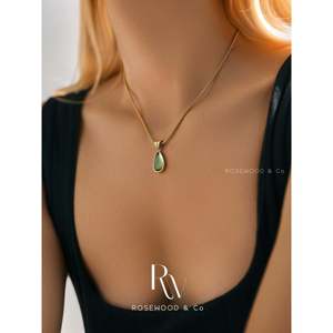 Collana con Pendente a Goccia Placcata in Oro 18K, Gemma Verde Oliva, Design Trendy a Forma di Pera, Regalo per Lei - Product Image 5