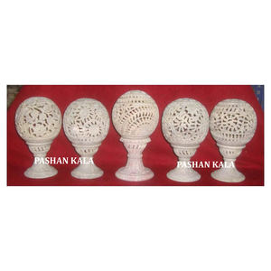 Bougeoir en stéatite naturelle de forme ronde fait à la main fabriqué par un designer indien pour la décoration de la maison et de l'hôtel - Product Image 1