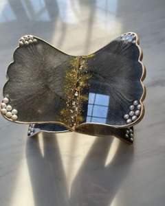 Support de Coran luxueux en résine avec des perles blanches, une création glamour par BRUSHSTROKE BLISS à un prix abordable. - Product Image 4