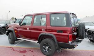 Toyota Land Cruiser LC76 Hardtop Rouge 2025 d'occasion avec toit ouvrant, démarrage à distance, boîte automatique, intérieur clair, sièges en tissu - Product Image 5