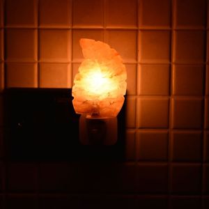 Lampe à sel au design unique en forme de feuille d'amour, émanant d'une lumière naturelle apaisante en cristal, offrant une belle décoration artisanale pour les maisons. - Product Image 6