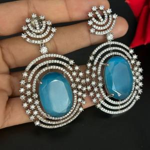 Pendientes de tono plateado de circón de excelente calidad, ropa moderna, piedras AD, busca fiesta, boda, función, colección de ropa para mujer - Product Image 1