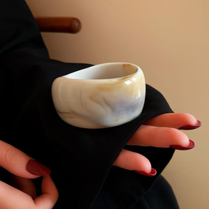 Bracelets en résine de luxe, bracelets pour femmes, fabriqués à la main, mode, écologiques, motif linéaire traditionnel, objets de collection - Product Image 6