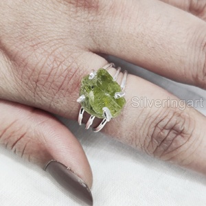 Mayorista Joyería de piedra en bruto Anillo de mujer Piedra preciosa de peridoto en bruto natural Piedra natal de Agosto 3 Banda Lisa Anillo de plata esterlina 925 - Product Image 2