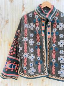 เสื้อแจ็กเก็ตสำหรับผู้หญิงผ้าคอตตอนปักลายกำมะหยี่แบบอินเดียสำหรับฤดูหนาวผ้ามีฮู้ดติดกระดุมที่ไม่มีสารเคมีย้อมสีของขวัญกำมะหยี่ของเธอทำด้วยมือ - Product Image 6