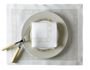 Juego de esteras y servilletas de lino blanco con bordado geométrico dorado personalizado al por mayor, Hemstitch mantel individual para el hogar, hoteles, restaurantes, eventos - Product Image 1