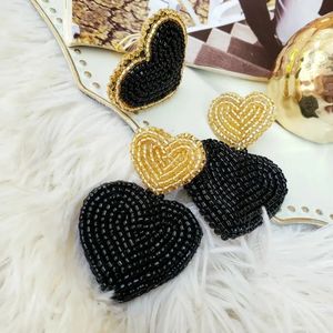 Boucles d'oreilles brodées pour distributeurs de bijoux - Product Image 1
