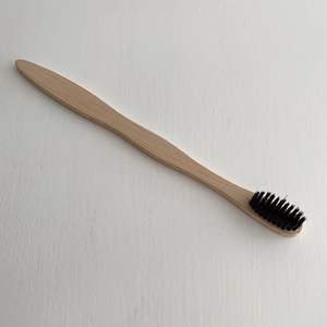 2025 brosse à dents de voyage en bambou fabriquée à la main pour adultes durable et zéro déchet biodégradable avec poils de charbon de bois - Product Image 4