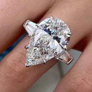 VS1 Pear Cut Enorme Lab Grown Diamond Anillo de compromiso 18K Oro sólido Anillo de cóctel romántico Regalo romántico para su amante - Product Image 1