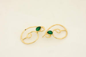 Pierres précieuses vert émeraude de forme goutte d'eau abstraite, fabriquées à la main, design en spirale artistique, bijoux de déclaration pour une élégance moderne - Product Image 3