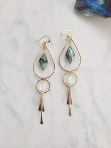 Boucles d'oreilles artisanales en laiton pour femmes avec motifs ethniques et finition antique parfaites pour les tenues de fête indiennes traditionnelles - Product Image 4