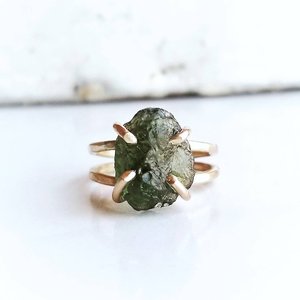 Moldavite naturelle traitée thermiquement Bague griffe à double bande remplie d'or 14 carats Cadeau unique de fiançailles et d'anniversaire pour les femmes - Product Image 6