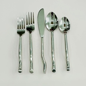 Juego de cubiertos de diseño moderno de acero inoxidable hecho a mano con mango de diseño ondulado de Metal pulido para boda - Product Image 4