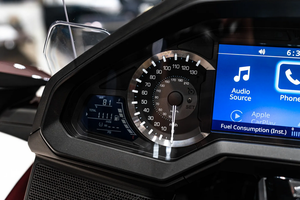 Motocyclette de luxe Goldwing 50e anniversaire 2025 avec boîte de vitesses manuelle, transmission arrière, sièges confortables de qualité supérieure et extérieur rouge - Product Image 5