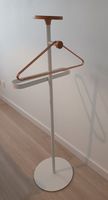 Porte-manteau sur pied extensible et personnalisable en métal thermolaqué au design moderne pour salon