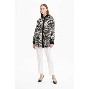 Blusa Vintage de Popelina para Mujer con Cuello Asimétrico con Volantes y Bordado de Animales - Product Image 2