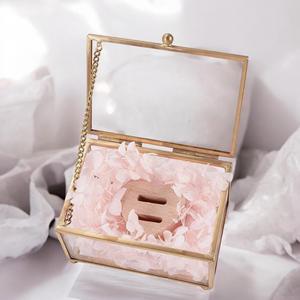 Boîte à bagues en verre au design de luxe Organisateur de bijoux en verre et métal avec cadre polonais doré pour les fiançailles de mariage d'anniversaire - Product Image 4