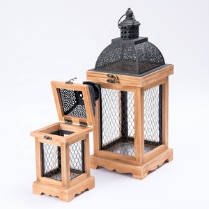 Linterna de madera blanca de diseño de lujo con parte superior metálica dorada Decoración interior/exterior a prueba de viento de Navidad hecha a mano - Product Image 5