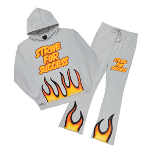 Conjunto Deportivo para Hombre Color Gris, Pantalones Deportivos Apilados, Sudadera con Capucha, Logotipos Serigrafiados, Pantalones Acampanados con Logotipo Personalizado - Product Image 3