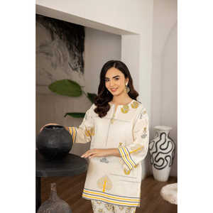 Conjunto Coordinado de Dos Piezas para Mujer, Color Beige, Estampado Dobby, Blusa Bordada de Manga Tres Cuartos, Pantalones Cortos hasta la Rodilla, para Uso Diario, Talla XS/XSs - Product Image 3