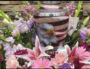 Urnas de cremación patrióticas y veteranas de la bandera estadounidense para cenizas humanas Hombre adulto | Urna decorativa funeraria para hombres con cuidado - Product Image 5