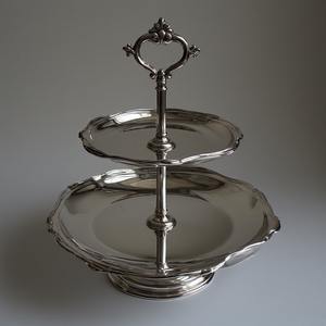 Support à gâteau en métal en aluminium martelé brillant avec base circulaire parfait pour les mariages et les décorations de maison élégantes - Product Image 1