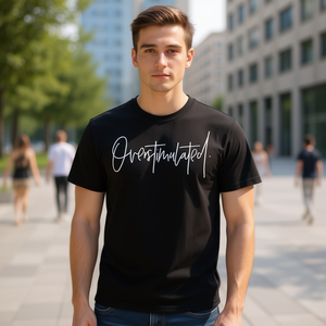 T-shirt da uomo trendy con meme 'Overstimulated' per promozioni - Product Image 3