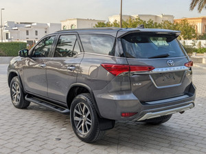 Toyota Fortuner Sport 2018, conduite à gauche, sièges en cuir, transmission automatique, toit ouvrant panoramique, éclairage LED - Product Image 3