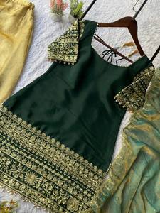Conjunto de Moda para la Temporada de Bodas: Top Bordado con Lentejuelas de Seda Romana, Pantalones Palazzo y Dupatta - Product Image 5