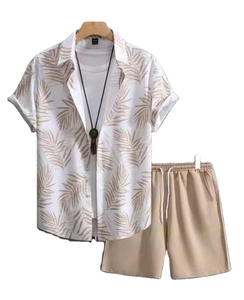 Ensemble deux pièces pour homme, chemise boutonnée à manches courtes et short à taille élastiquée, imprimé feuilles subtils, pour tenue de plage légère - Product Image 1
