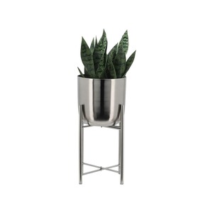 Les jardinières en métal argenté rehaussent votre espace avec des jardinières suspendues au design tendance pour balcon et jardin - Product Image 2