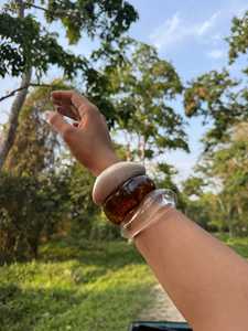 Bracelet manchette épais en résine marron polie, fait main, motif ange, bijou de poignet tendance pour femme - Product Image 4