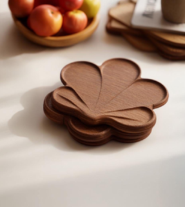 Posavasos de madera con forma de pétalo escalonado, tallados suavemente, en un tono cálido y rico. Disponible a precios de mayoreo. - Product Image 1
