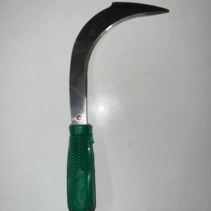 Guadaña Agrícola Árabe para Cortar Césped, Acabado en Óxido Negro Galvanizado, Mango de Plástico y Madera, Marca Shree Devam - Product Image 1
