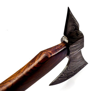 Hache en acier Damas avec lame gravée et manche ergonomique en bois pour la chasse et les aventures en plein air - Product Image 6