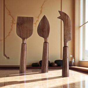 Ensemble de cuillères en bois finies à la main avec une texture lisse, idéal pour une utilisation douce sur les casseroles et poêles antiadhésives - Product Image 1