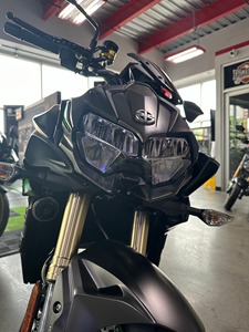 Moto sportive de route suralimentée de 1000 cm³ à haut rendement - Product Image 2