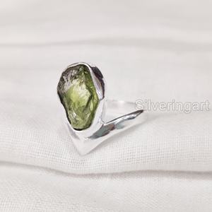 Grossiste Bijoux en pierre brute Bague pour femme Bague en argent sterling 925 en forme de péridot brut naturel Pierre de naissance d'août Couronne en V - Product Image 3