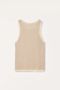 La camiseta sin mangas deportiva para hombre hecha con tela que absorbe el sudor ofrece una comodidad fresca perfecta para entrenamiento físico o viajes - Product Image 2